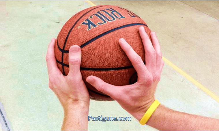 cara memegang bola basket