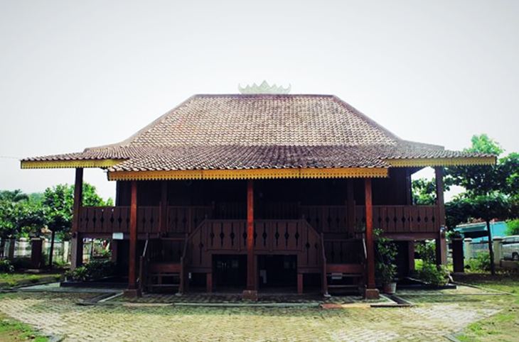 Rumah Adat Lampung Nuwo Sesat